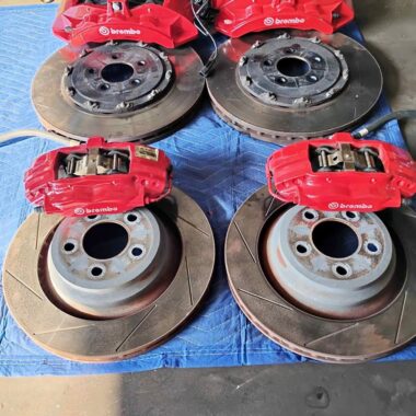 Dosge challenger SRT hellcat 6 piston brembo brakes.